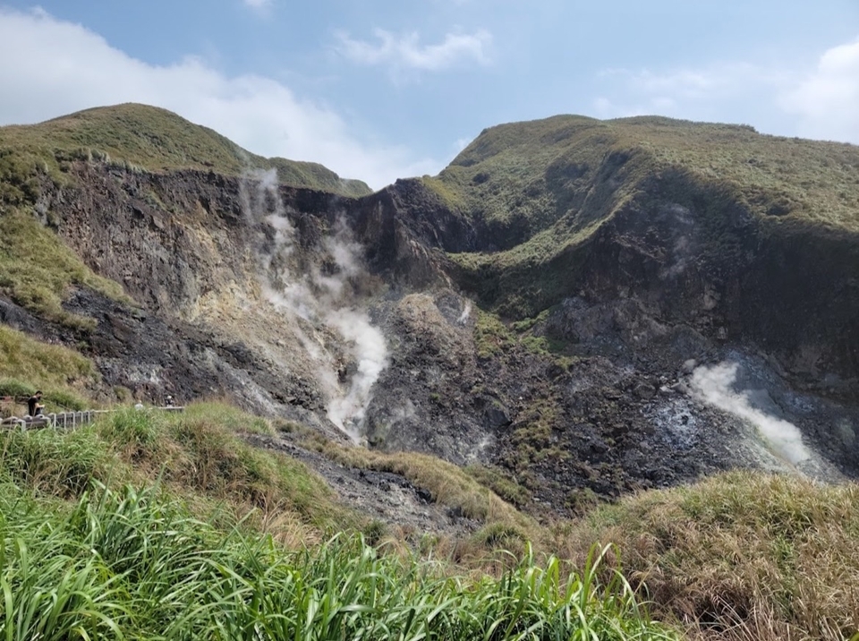 陽明山國家公園的小油坑因「後火山活動作用」形成噴氣孔、硫磺結晶、溫泉及壯觀崩塌地形。