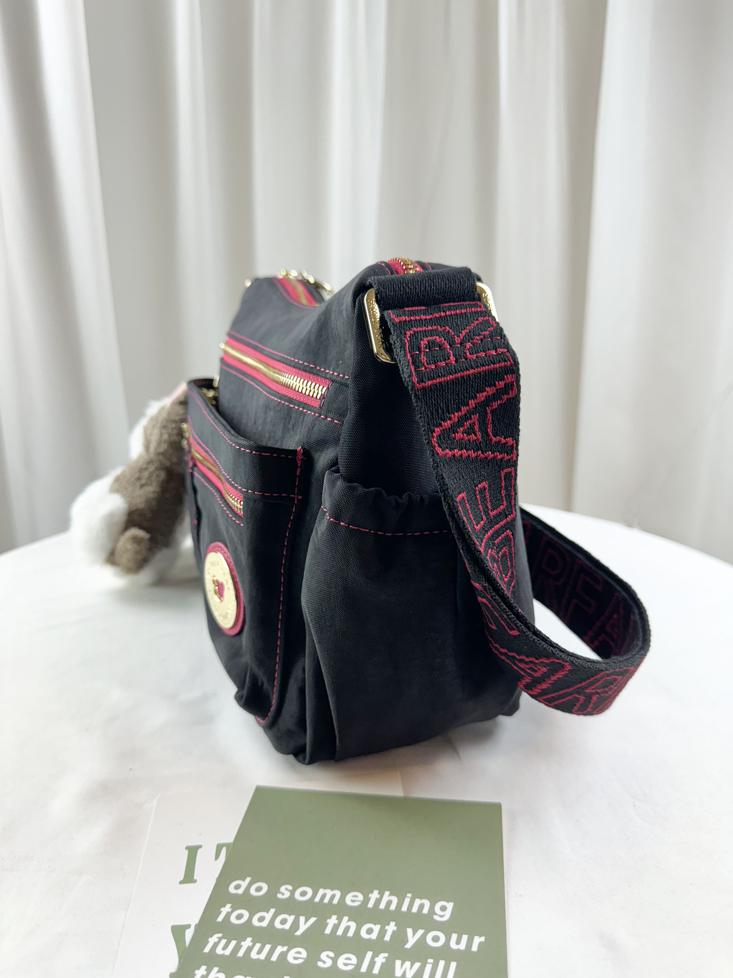 FamilyBear 黑桃織帶防潑水側背包 附狗狗吊飾 #2689