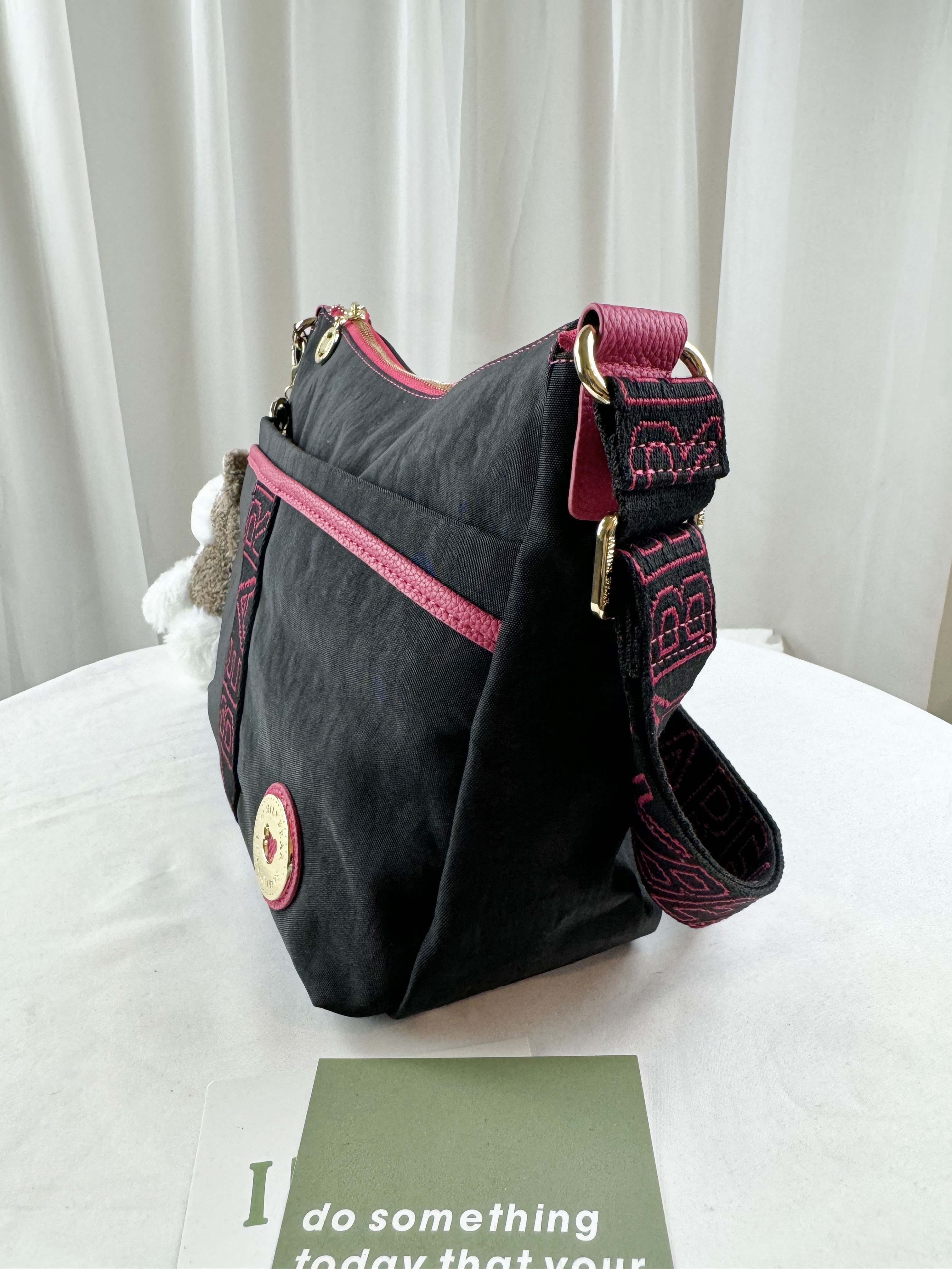 FamilyBear 黑桃織帶防潑水側背包 附兔兔吊飾   #2638