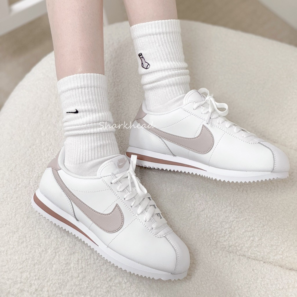 nike cortez platinum