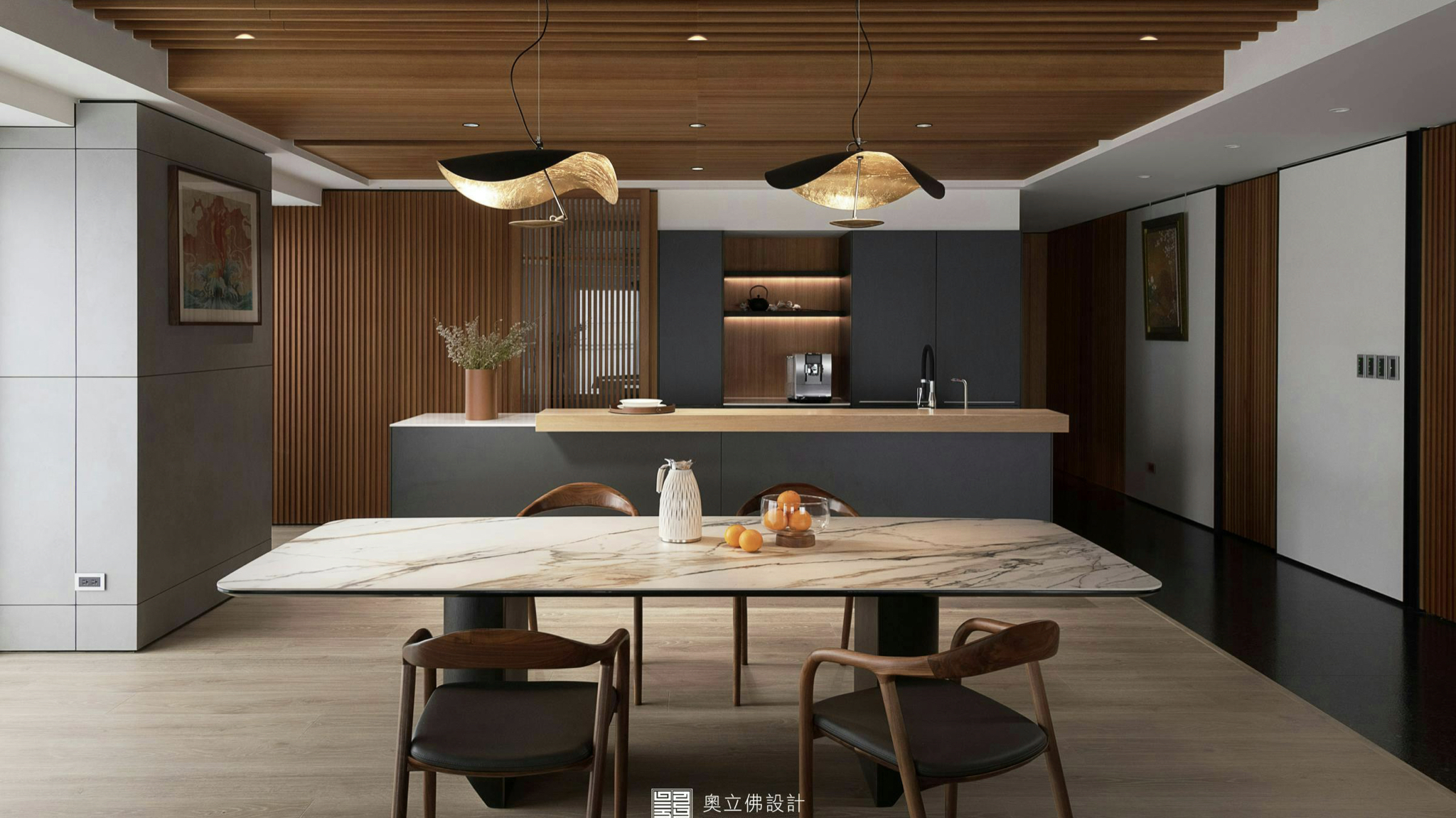 兩盞金箔打造的義大利進口吊燈S1，設計於大理石餐桌上，華麗與安逸相結合，此為遠雄THEONE日式安縵的案場。