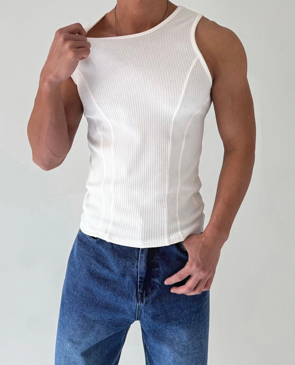 前襟剪裁亮點背心