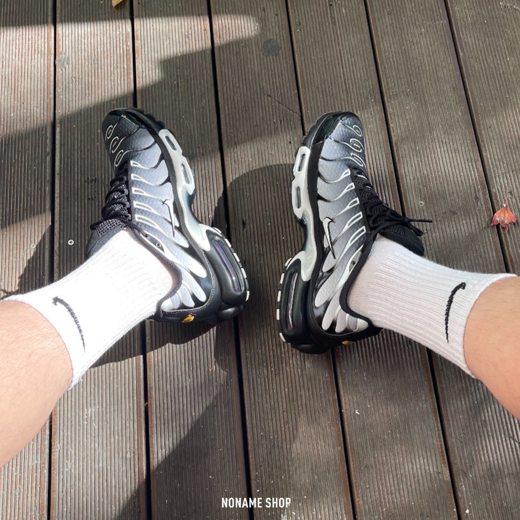 NIKE AIR MAX PLUS BLACK METALLIC SILVER 波浪 線條 黑銀白 (男款)