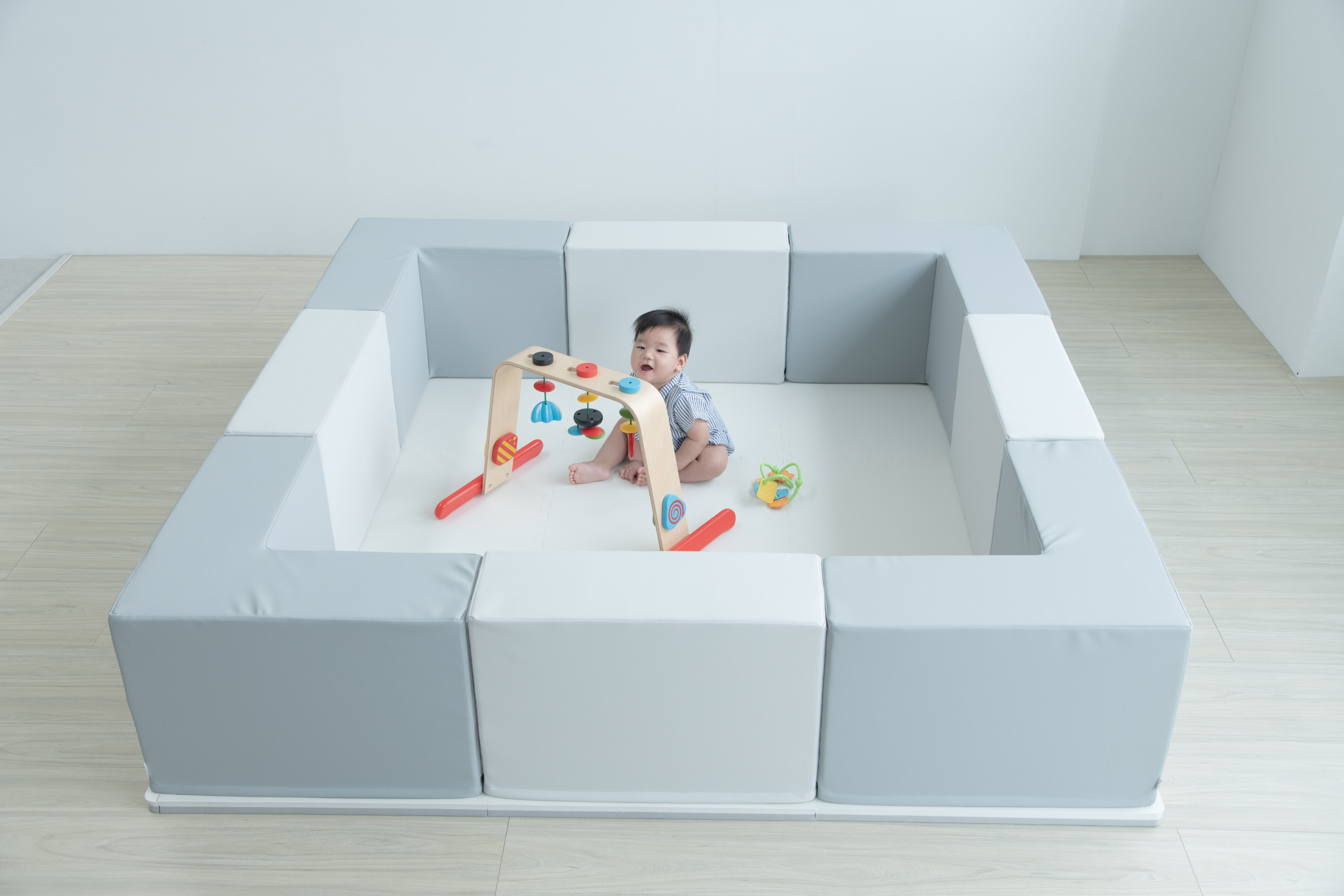 這是一張有小孩在遊樂圍欄裡的照片