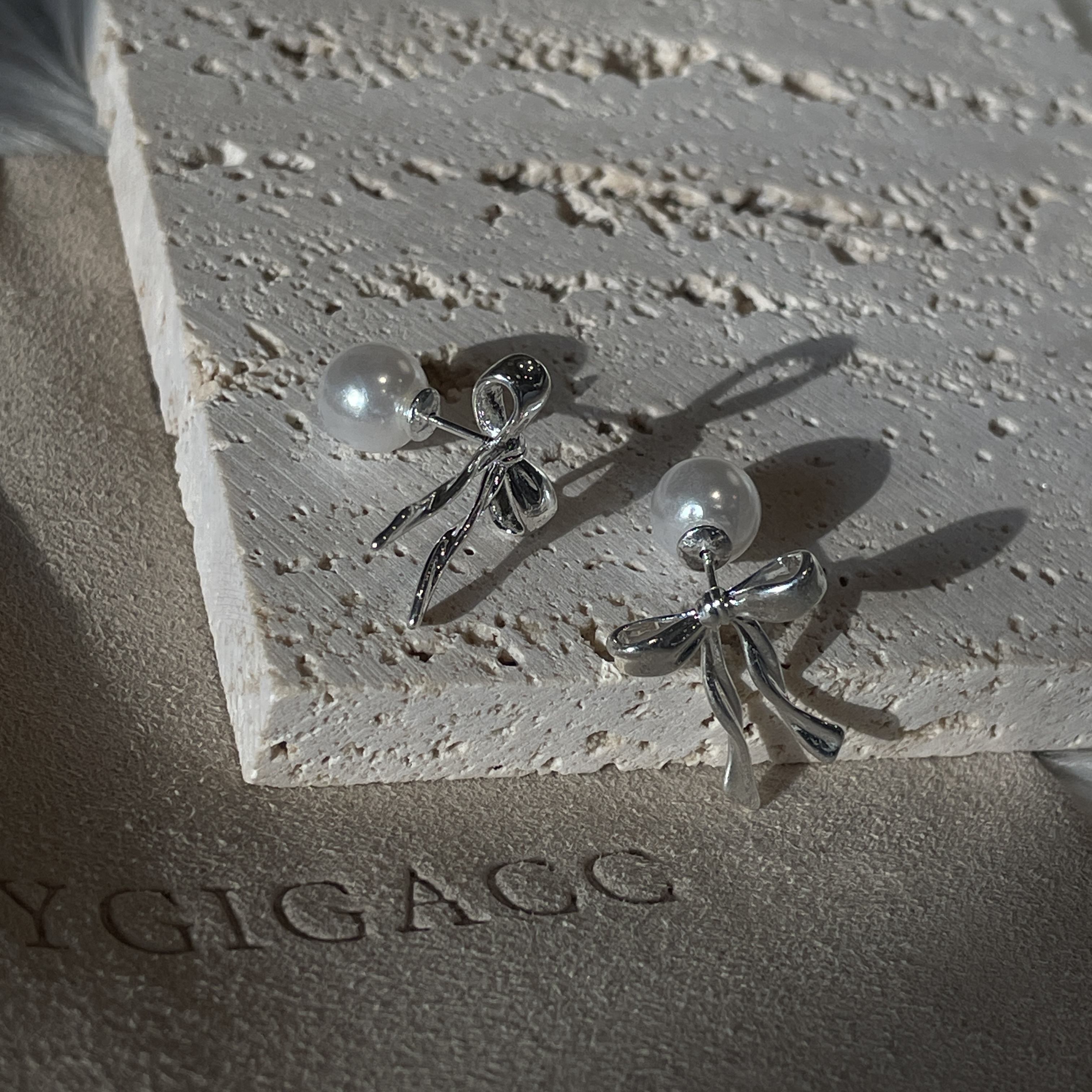 銀箔蝴蝶結 夢幻珍珠系後扣耳釘