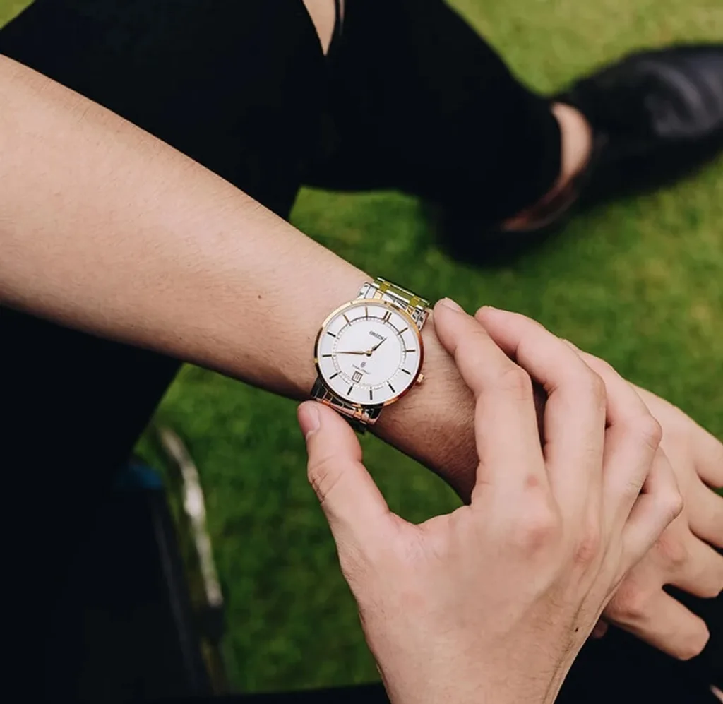 萬年鐘錶 - 東方錶  ORIENT   經典白面盤金色外框配色不鏽鋼男錶  FGW01003W  錶徑 38mm