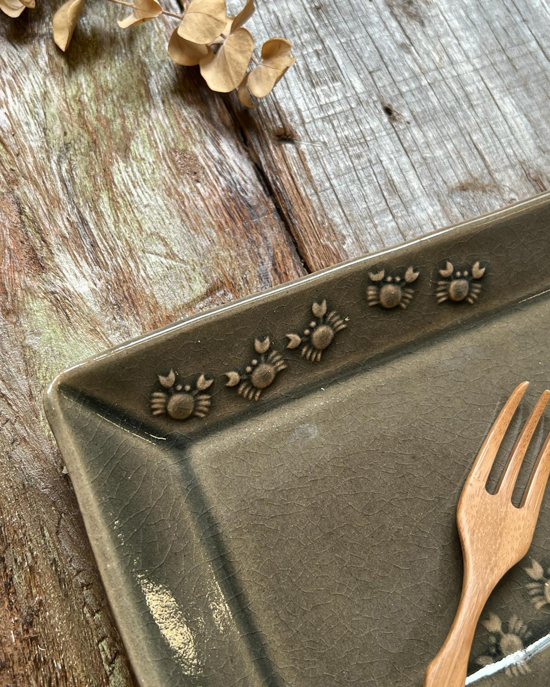 Mashiko ware kinari 24cm Crab War Rectangle Plate Green smoke｜Wakasama