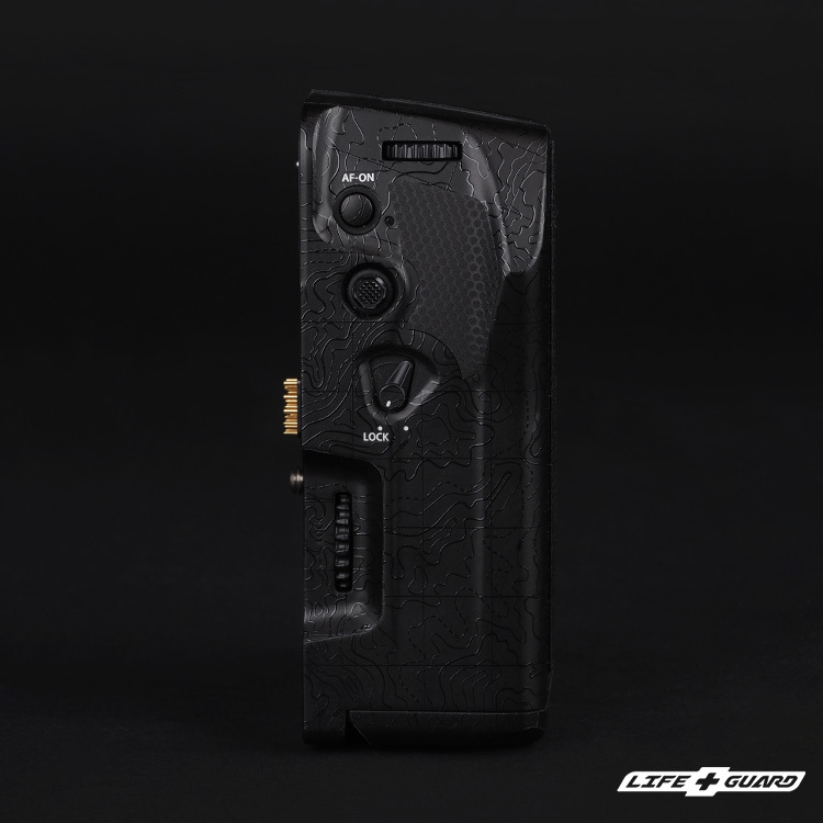 LIFE+GUARD 貼膜安裝示意，適用 OM SYSTEM HLD-10