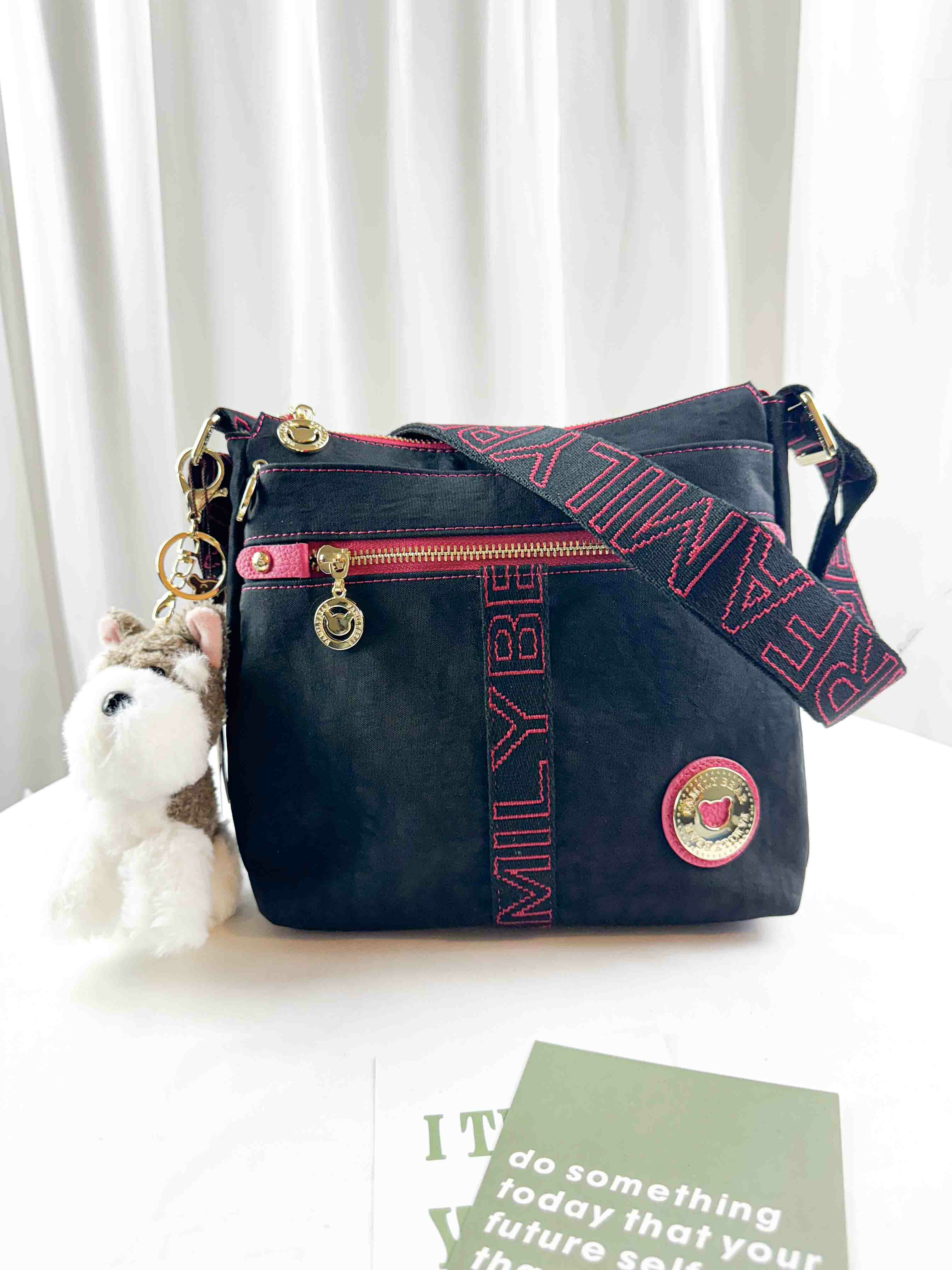 FamilyBear 黑桃織帶防潑水肩背包 / 側背包 附兔兔吊飾 #2676