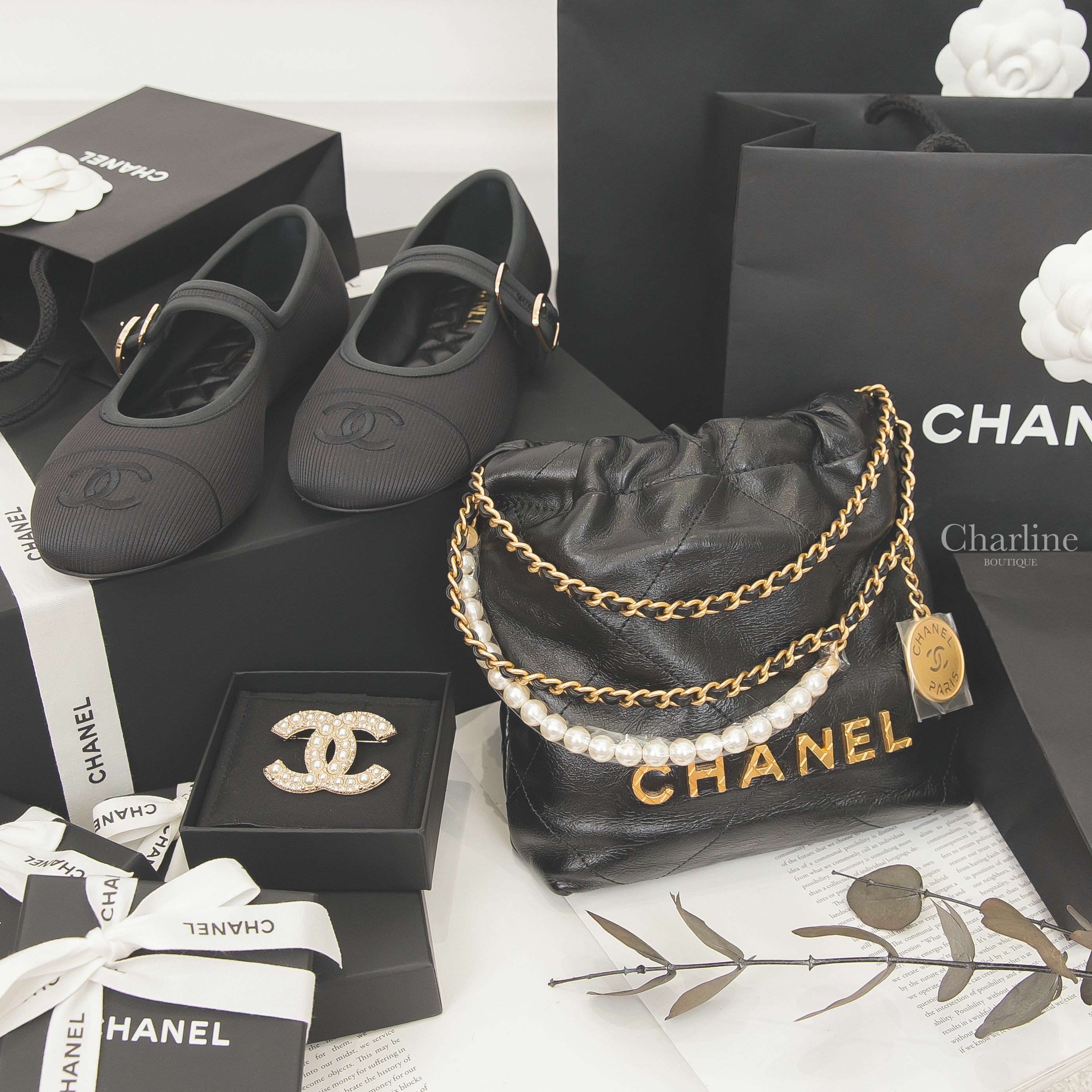 Chanel Mary Janes 黑CC羅紋金釦棉質平底瑪莉珍鞋,Chanel 22 Mini 黑色金字徽章珍珠鍊帶迷你小牛皮大菱格紋手提肩背包,Chanel Brooch 金色大小珍珠水鑽CC胸針-Charline Boutique 精品代購
