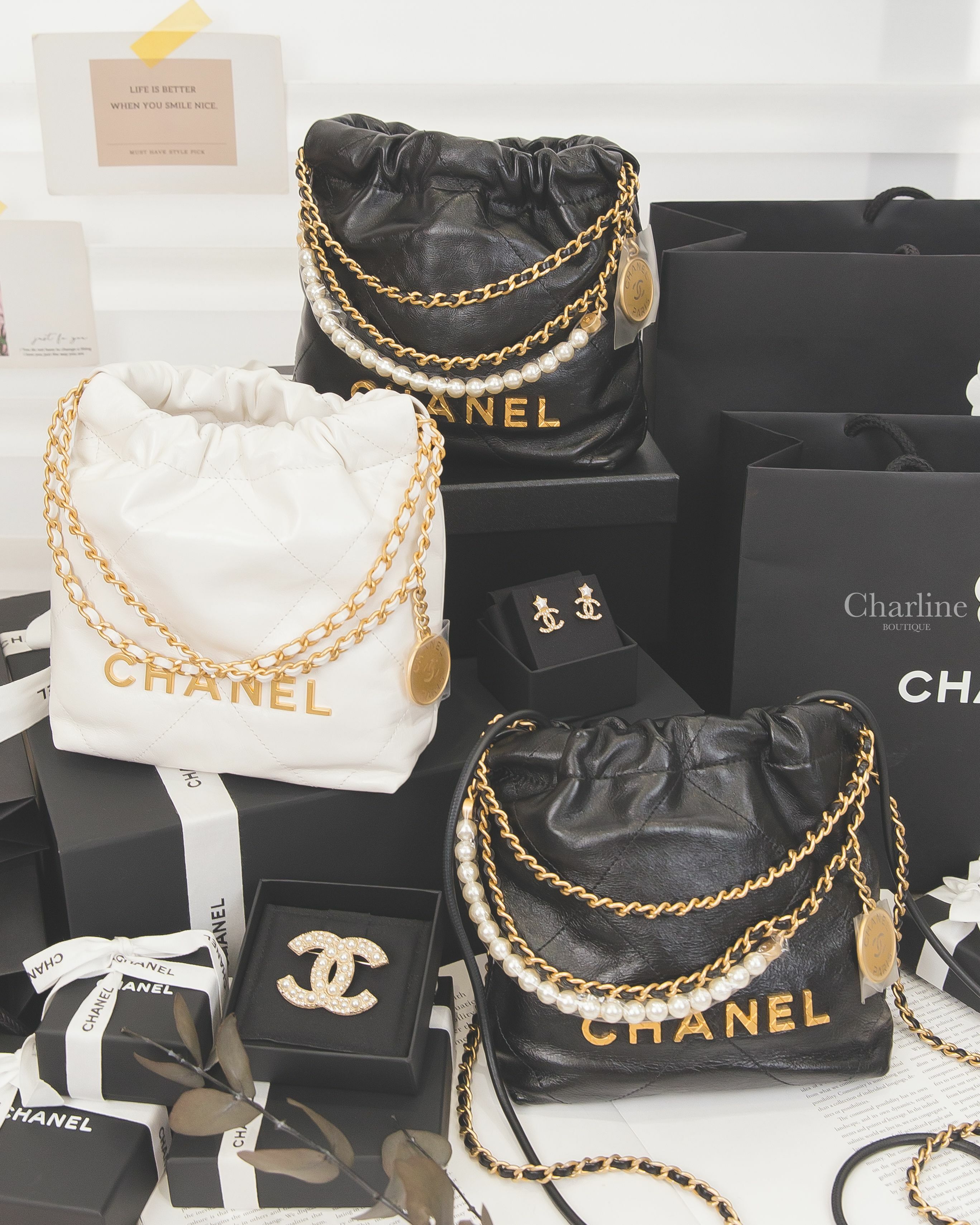 Chanel 黑C瑪莉珍鞋,Chanel 金色珍珠水鑽CC胸針,Chanel 白色珍珠星星水鑽CC耳環,Chanel 22 Mini 黑色金字徽章珍珠鍊帶,Chanel 22 Mini 白色金字徽章鍊帶-Charline Boutique 精品代購