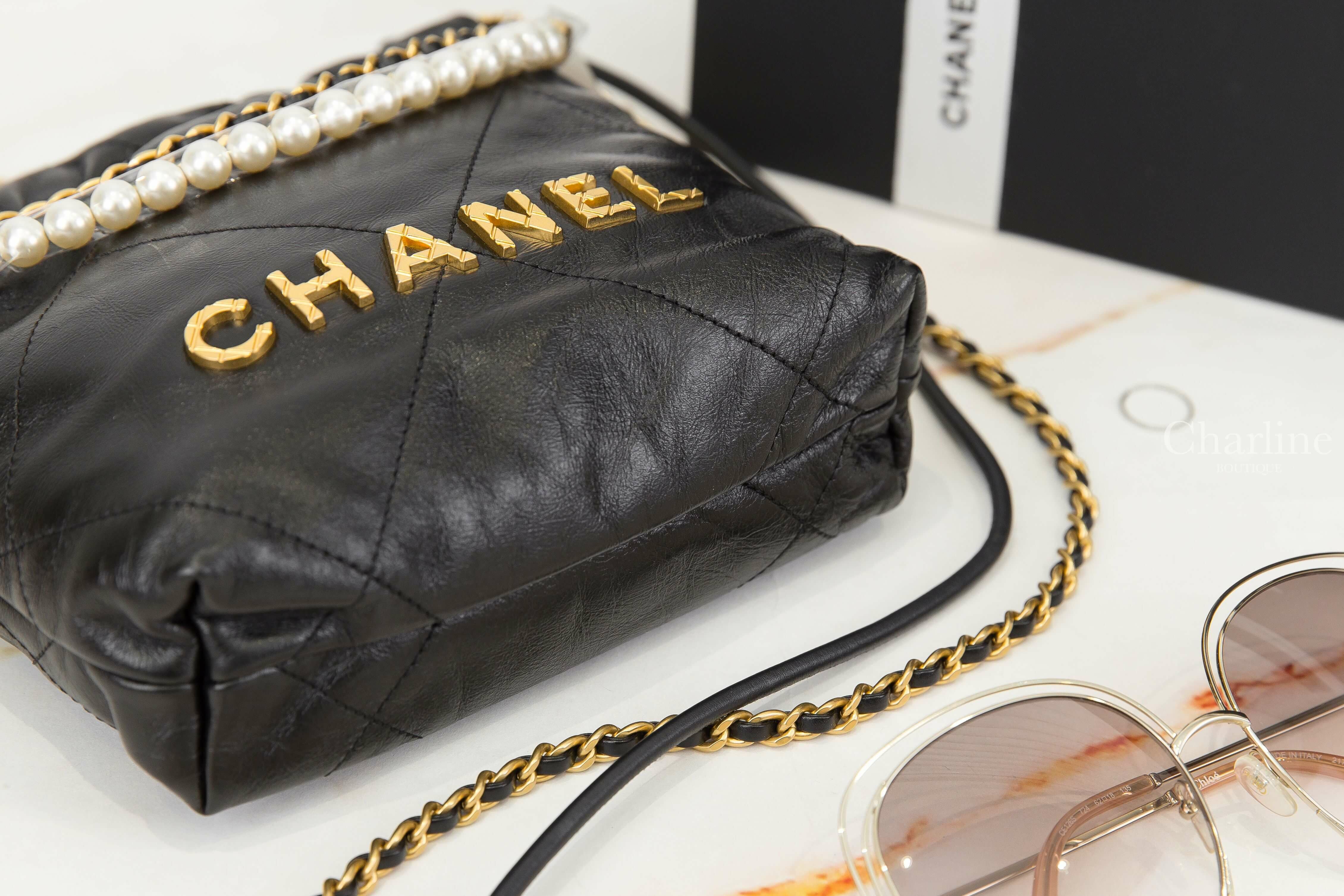 Chanel Chanel 22 Mini Handbag 黑色金字徽章珍珠鍊帶迷你小牛皮大菱格紋手提肩背包-Charline Boutique 精品代購