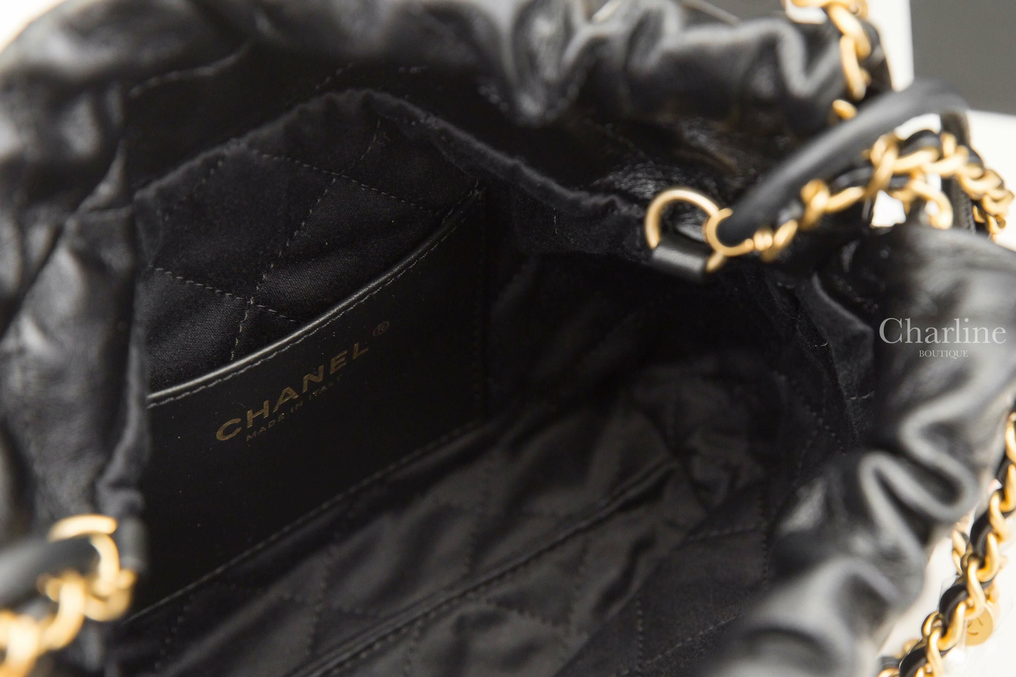 Chanel Chanel 22 Mini Handbag 黑色金字徽章珍珠鍊帶迷你小牛皮大菱格紋手提肩背包-Charline Boutique 精品代購