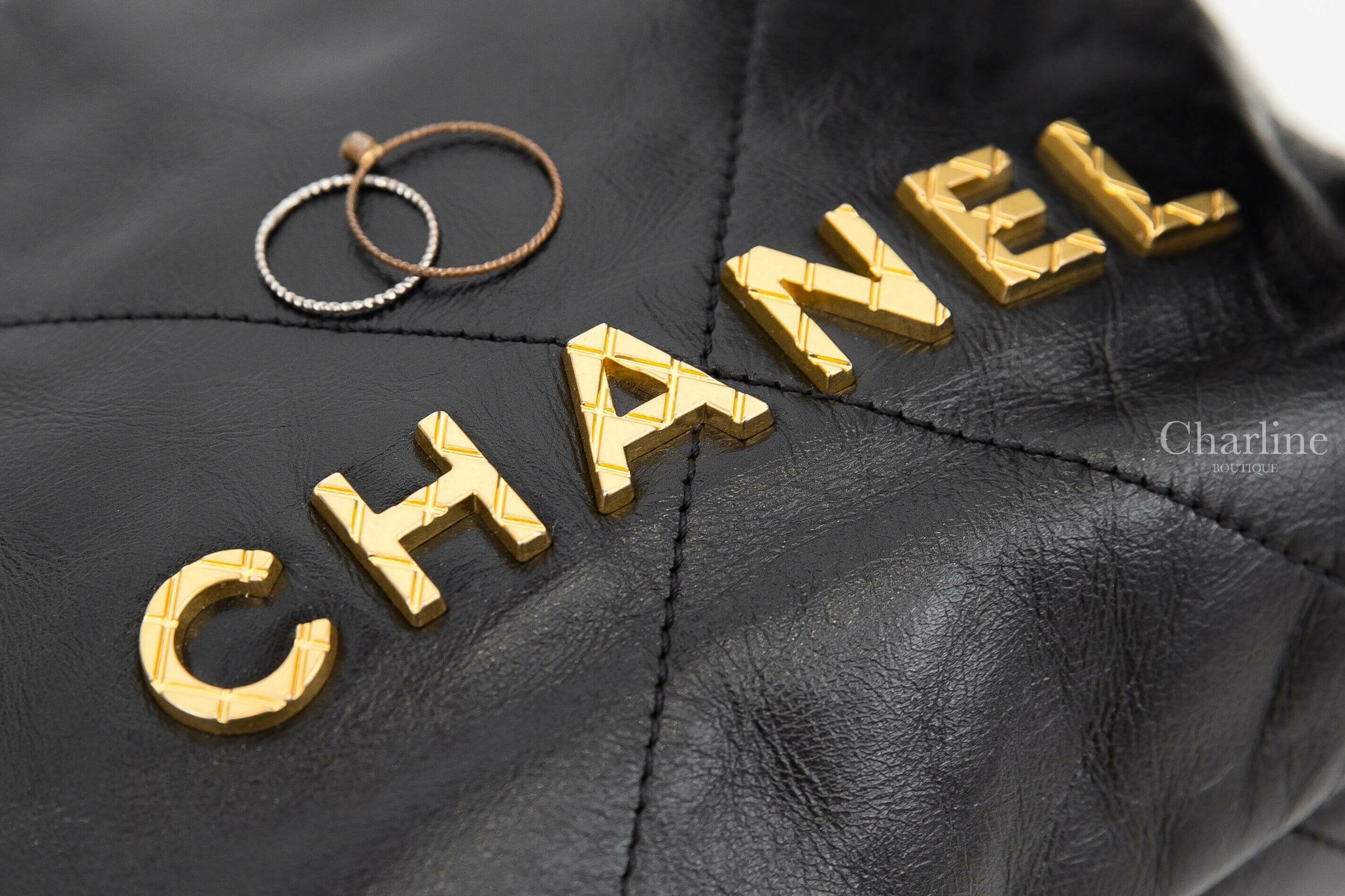 Chanel Chanel 22 Mini Handbag 黑色金字徽章珍珠鍊帶迷你小牛皮大菱格紋手提肩背包
