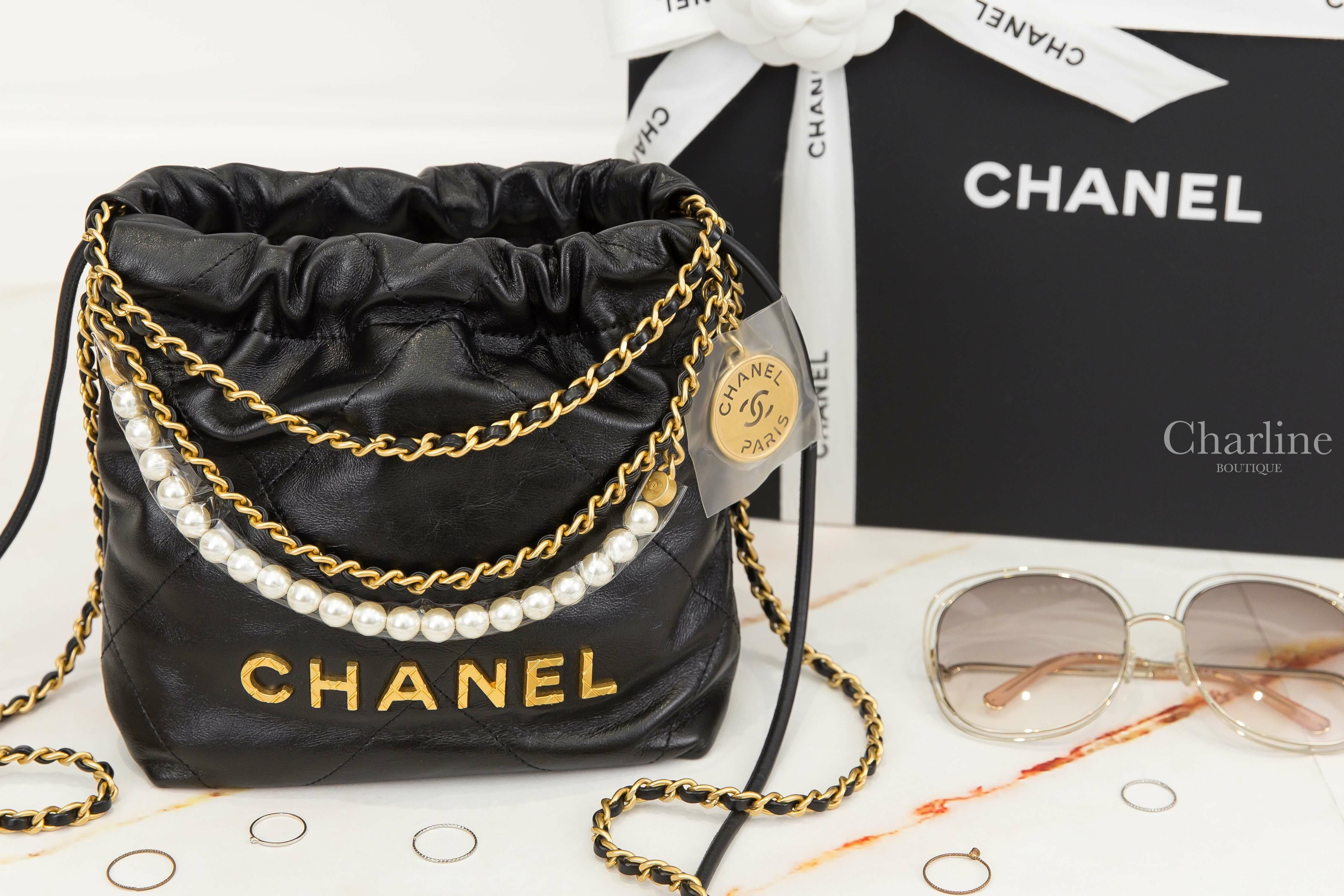 Chanel Chanel 22 Mini Handbag 黑色金字徽章珍珠鍊帶迷你小牛皮大菱格紋手提肩背包