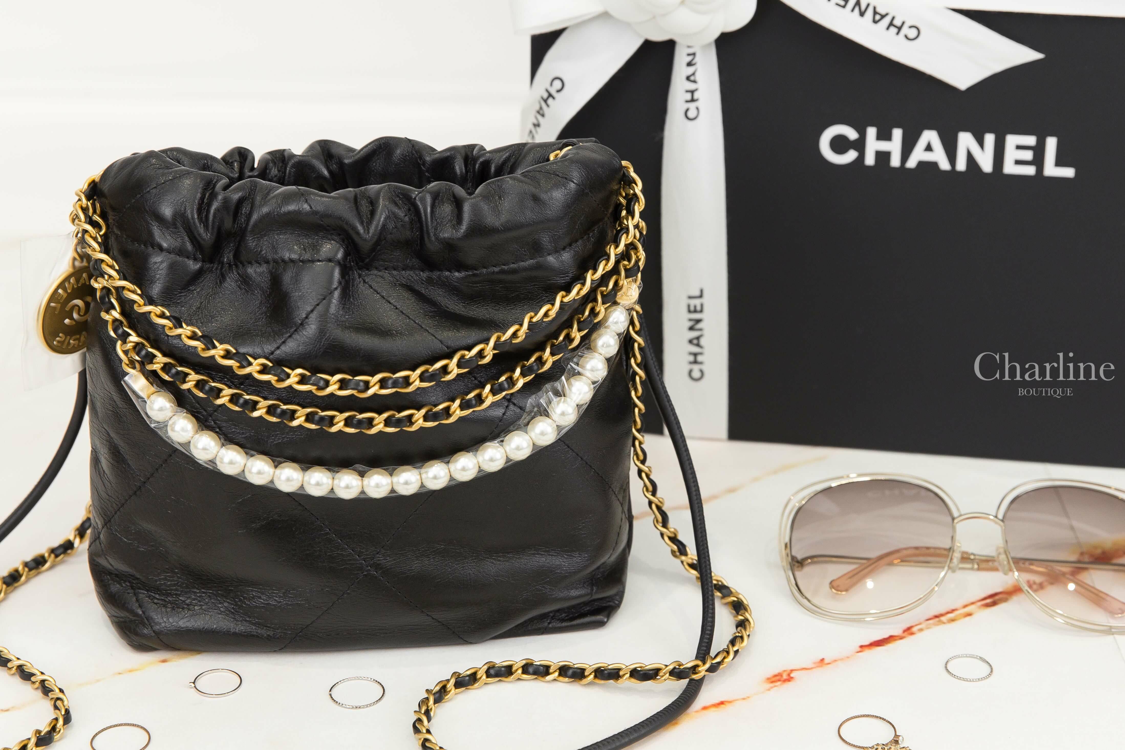 Chanel Chanel 22 Mini Handbag 黑色金字徽章珍珠鍊帶迷你小牛皮大菱格紋手提肩背包-Charline Boutique 精品代購