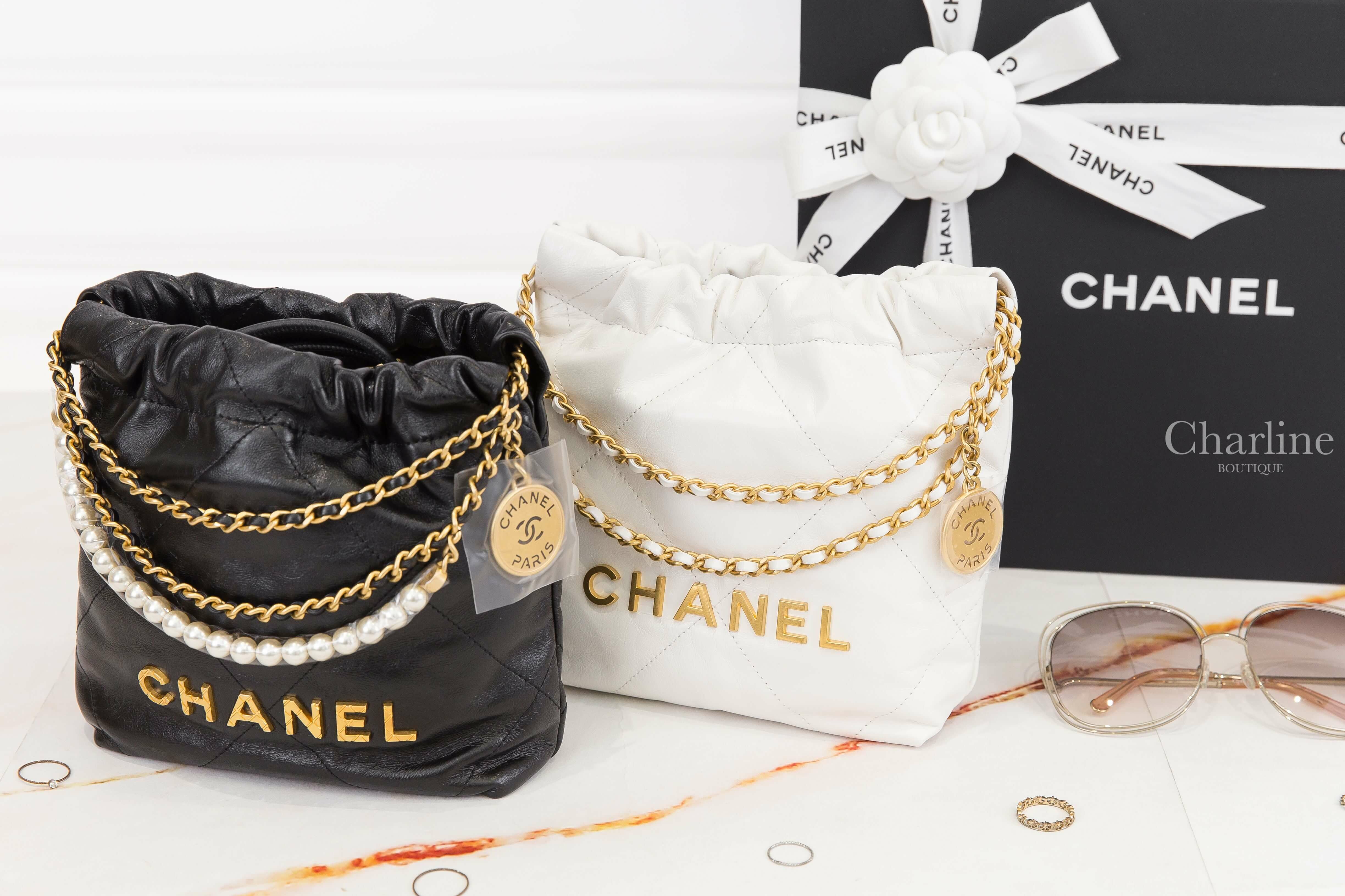 Chanel 22 Mini Handbag 黑色金字徽章珍珠鍊帶迷你小牛皮大菱格紋手提肩背包,Chanel 22 Mini Handbag 白色金字徽章鍊帶迷你小牛皮大菱格紋手提肩背包-Charline Boutique 精品代購