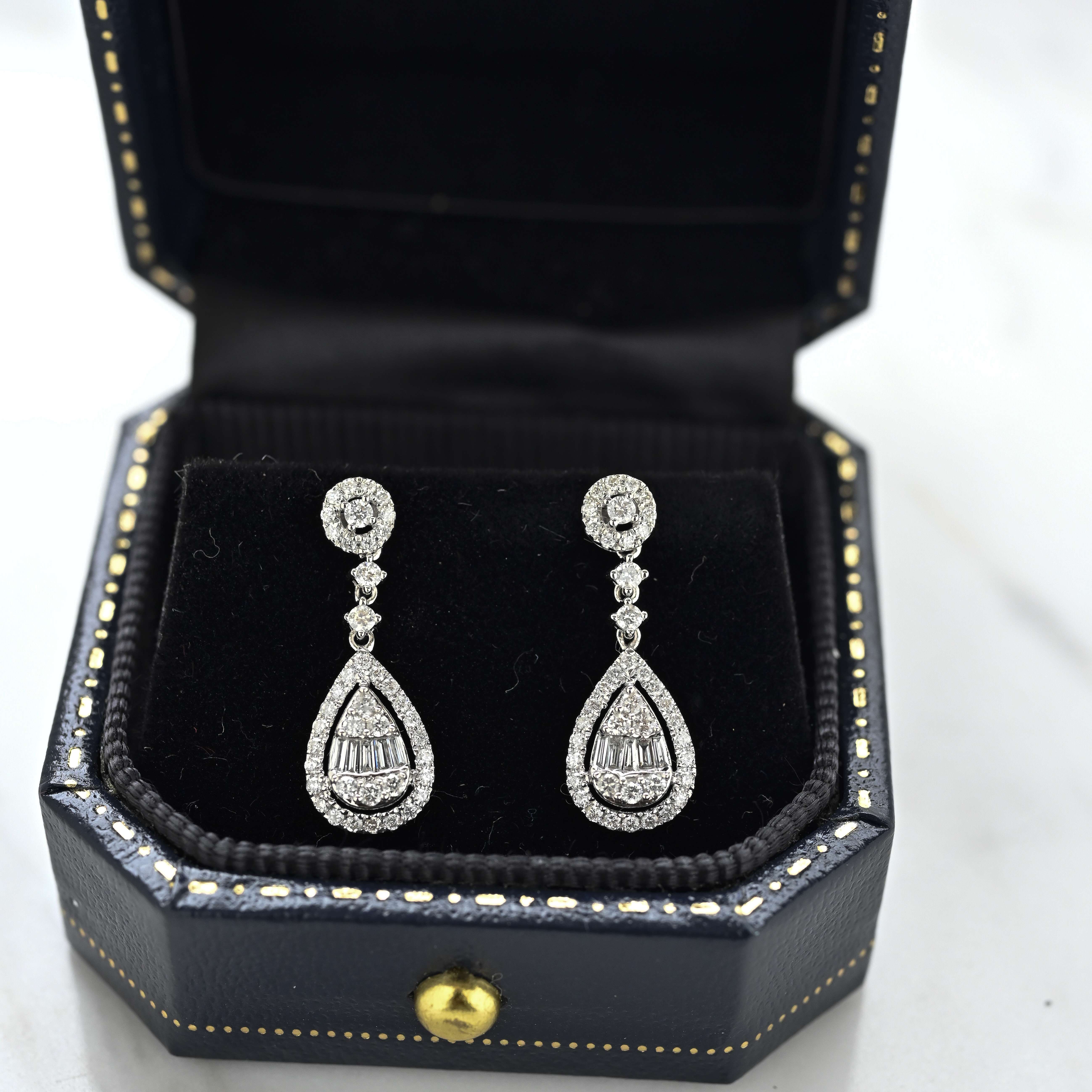 18K Glamorous Long Diamond Earring