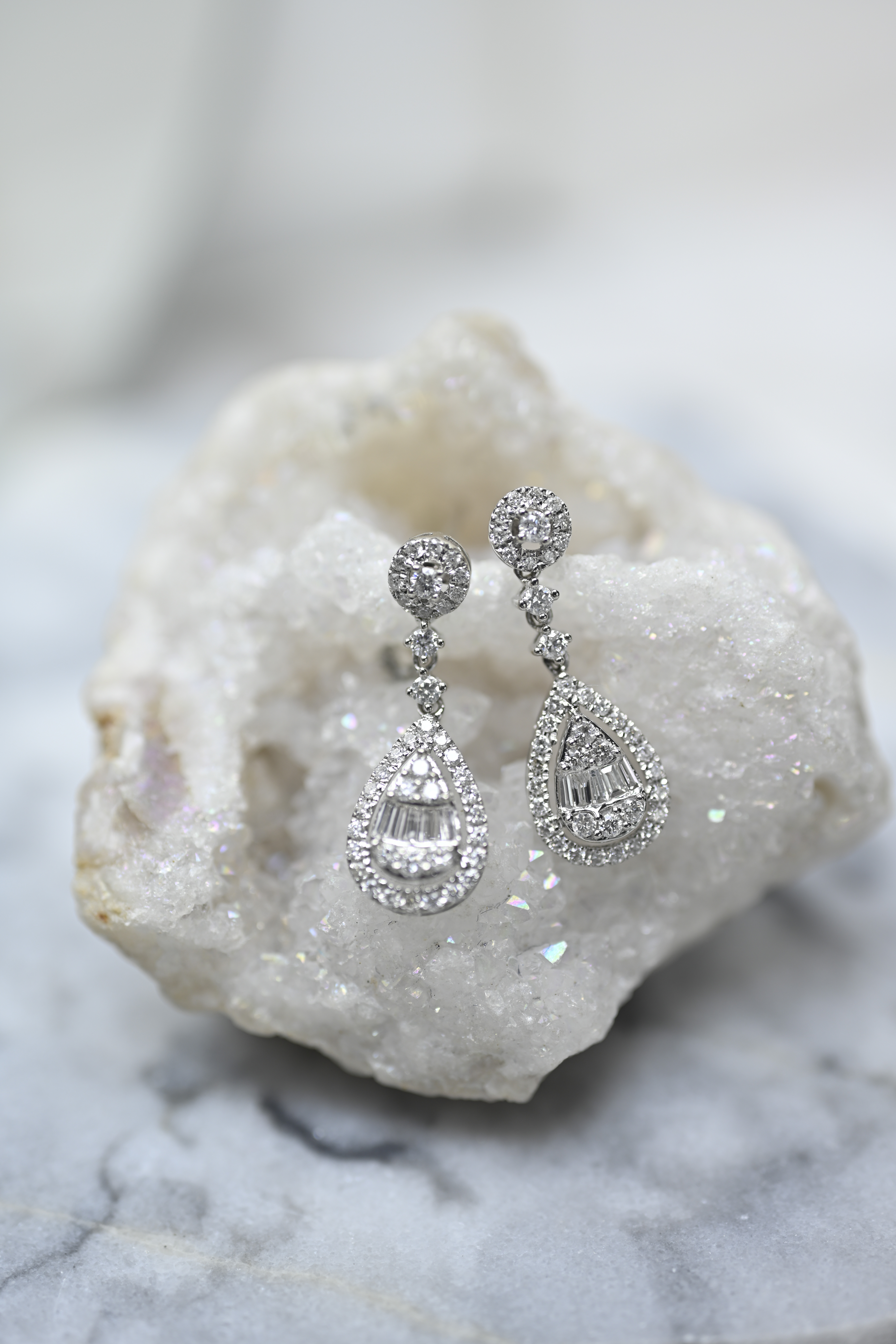 18K Glamorous Long Diamond Earring