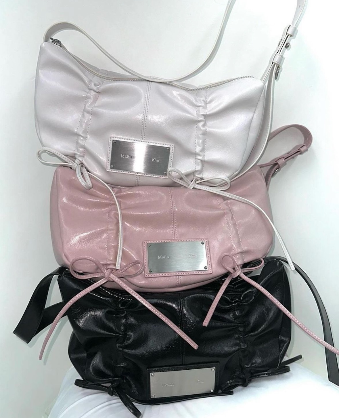【限時優惠預訂】MATIN KIM HALF SHIRRING RIBBON ROUND BAG（2色）