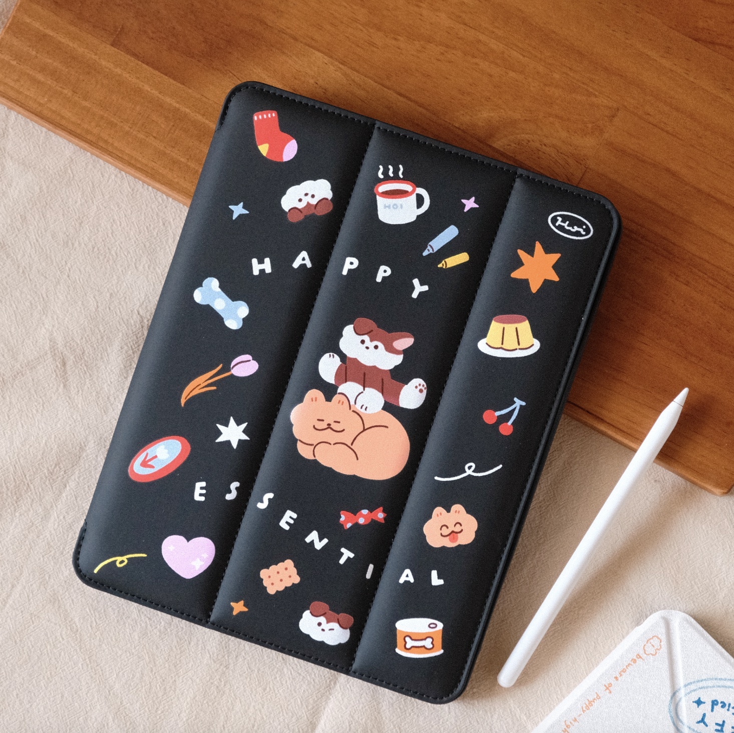 【Knocky x Hoi】『Happy Essential 快樂必需品』iPad Air/Pro 羽絨平板保護殼（含筆槽）