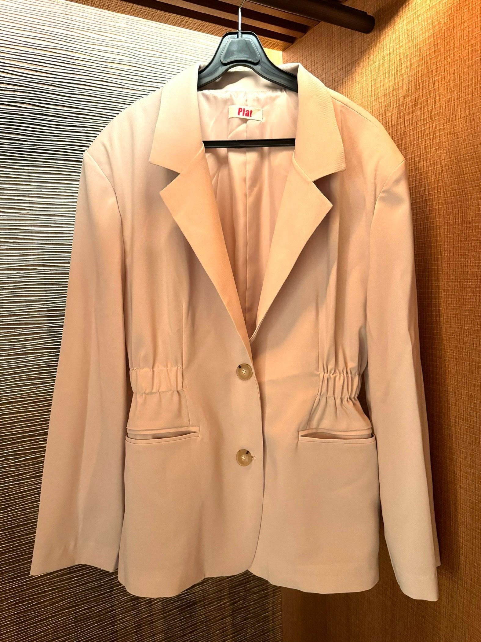 杏色收腰西裝