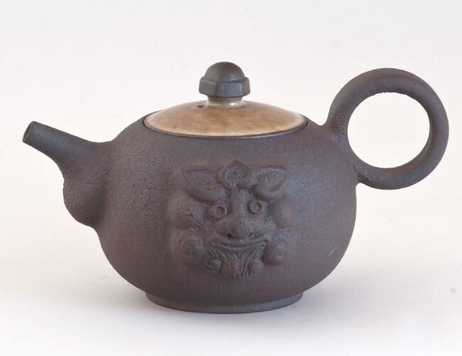 鹿港窯禮品館│陶瓷 手作 茶壺 鐵鏽獅紋 手拉坏壺