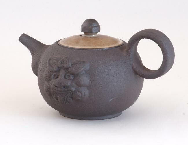 鹿港窯禮品館│陶瓷 手作 茶壺 鐵鏽獅紋 手拉坏壺