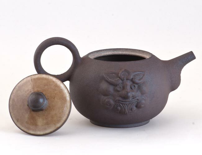 鹿港窯禮品館│陶瓷 手作 茶壺 鐵鏽獅紋 手拉坏壺