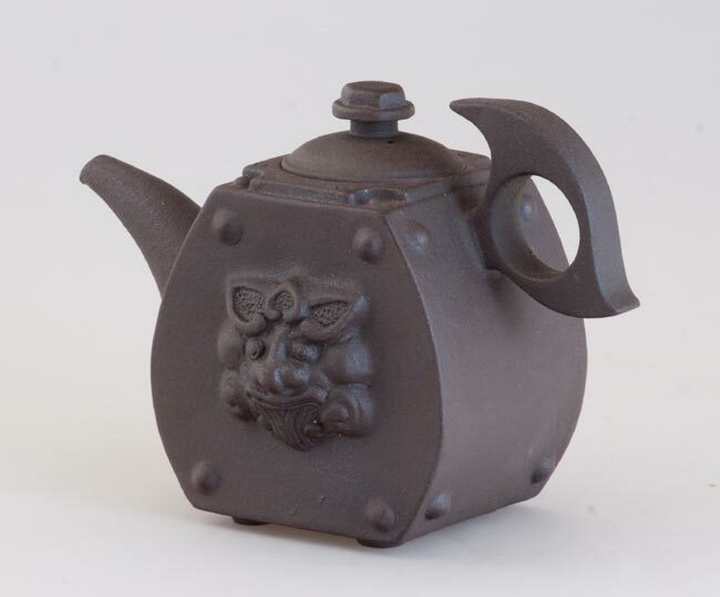 鹿港窯禮品館│陶瓷 手作 茶壺 鐵鏽獅紋 陶板壺
