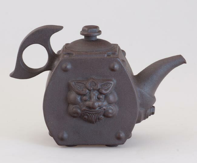 鹿港窯禮品館│陶瓷 手作 茶壺 鐵鏽獅紋 陶板壺