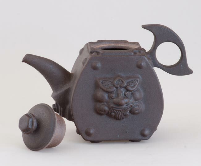 鹿港窯禮品館│陶瓷 手作 茶壺 鐵鏽獅紋 陶板壺