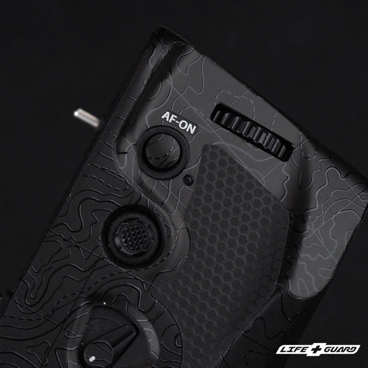 LIFE+GUARD 貼膜安裝示意，適用 OM SYSTEM HLD-10