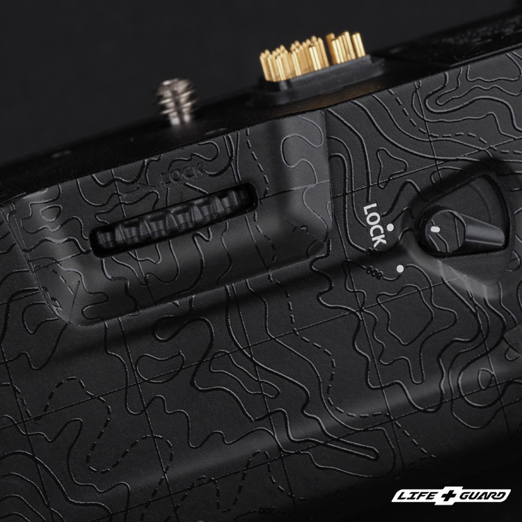 LIFE+GUARD 貼膜安裝示意，適用 OM SYSTEM HLD-10