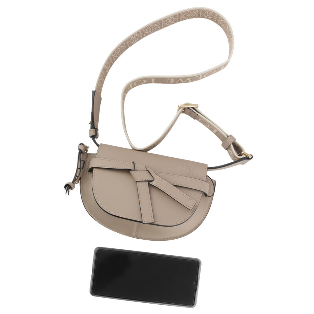 【LOEWE】Gate Mini 新款柔軟小牛皮緹花背帶馬鞍斜背/腰包(沙色) A650N46X13 2150
