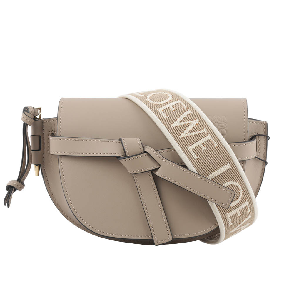 【LOEWE】Gate Mini 新款柔軟小牛皮緹花背帶馬鞍斜背/腰包(沙色) A650N46X13 2150