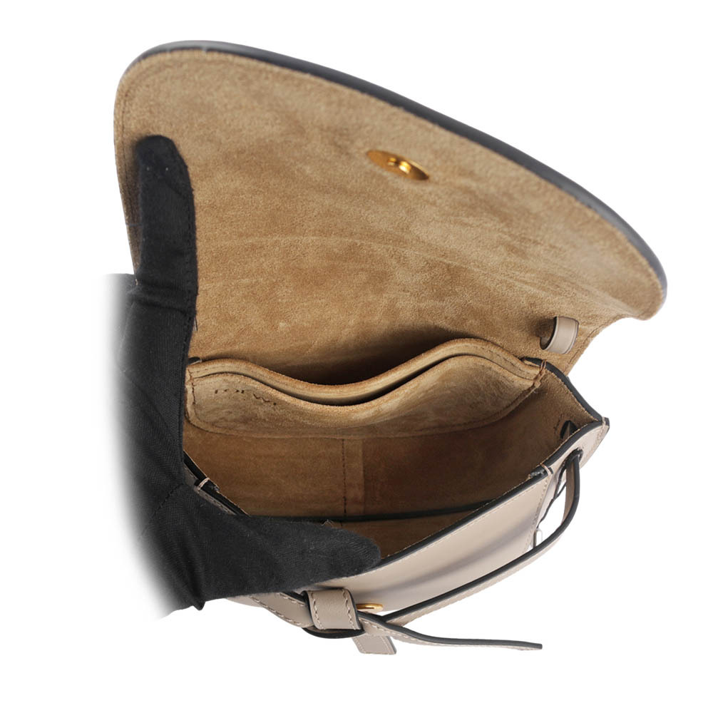 【LOEWE】Gate Mini 新款柔軟小牛皮緹花背帶馬鞍斜背/腰包(沙色) A650N46X13 2150