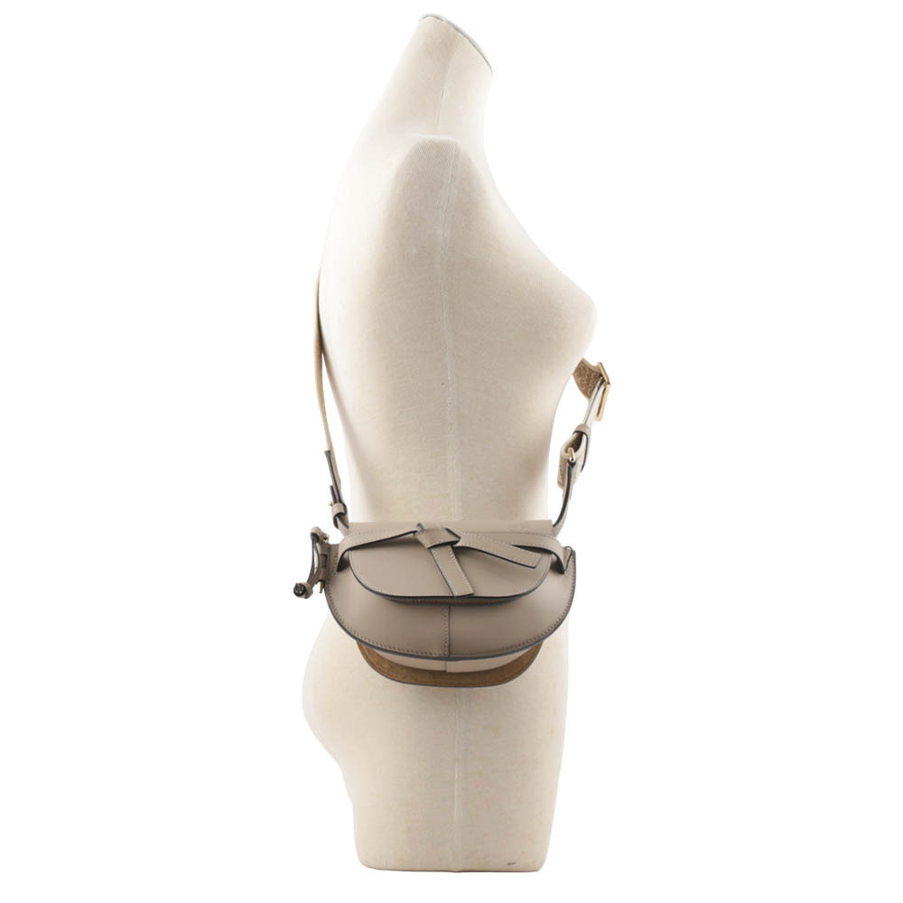 【LOEWE】Gate Mini 新款柔軟小牛皮緹花背帶馬鞍斜背/腰包(沙色) A650N46X13 2150