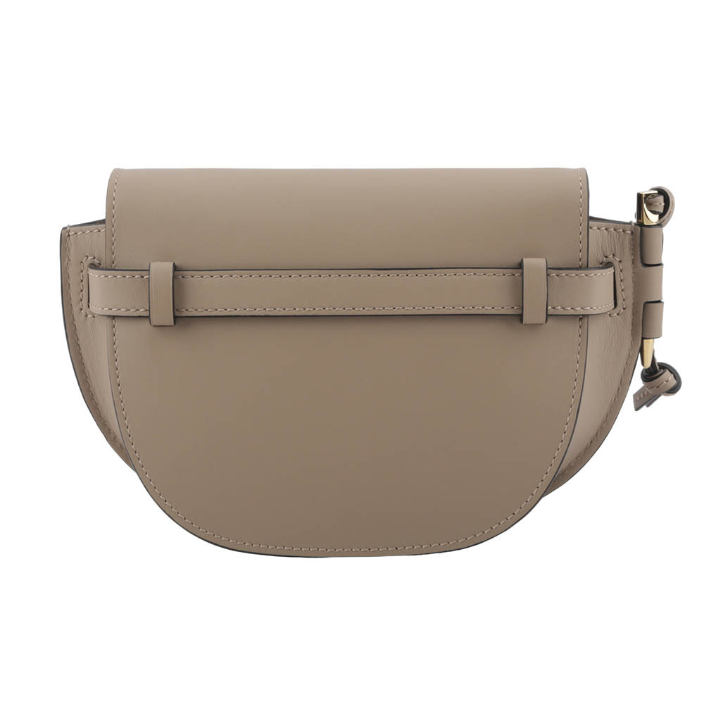 【LOEWE】Gate Mini 新款柔軟小牛皮緹花背帶馬鞍斜背/腰包(沙色) A650N46X13 2150