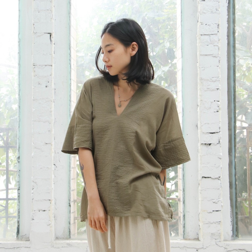 V領短版微皺上衣 / 慕斯布 茶褐