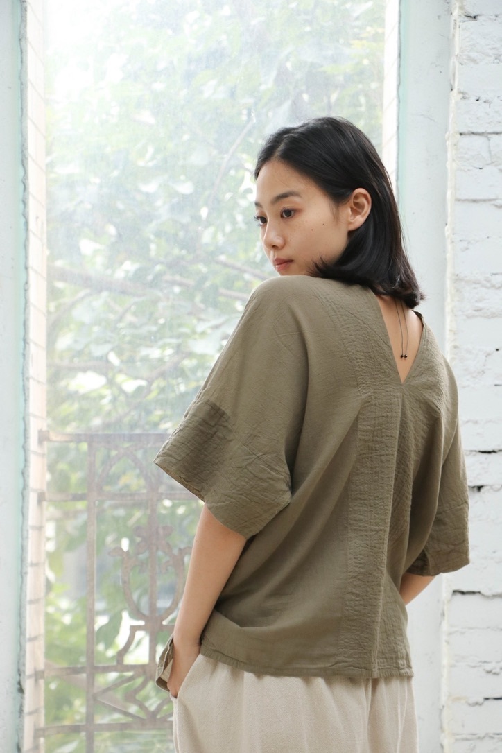 V領短版微皺上衣 / 慕斯布 茶褐
