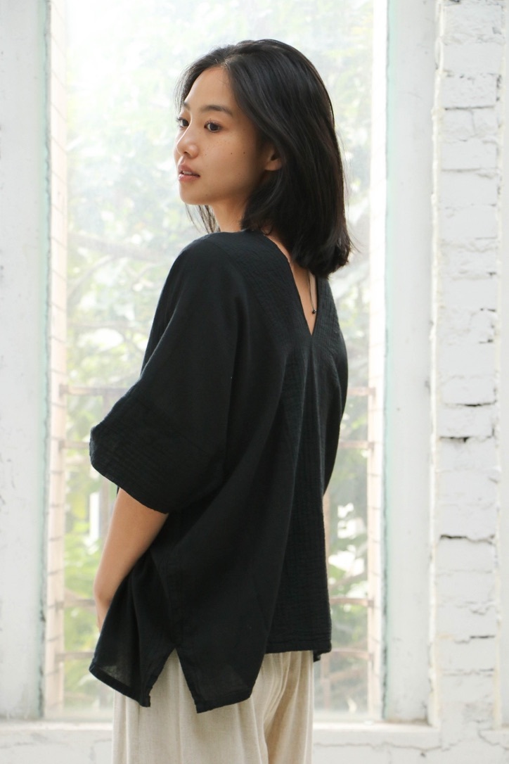 V領短版微皺上衣 / 慕斯布 黑
