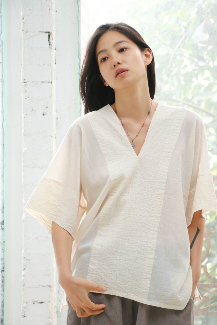 V領短版微皺上衣 / 慕斯布 米白