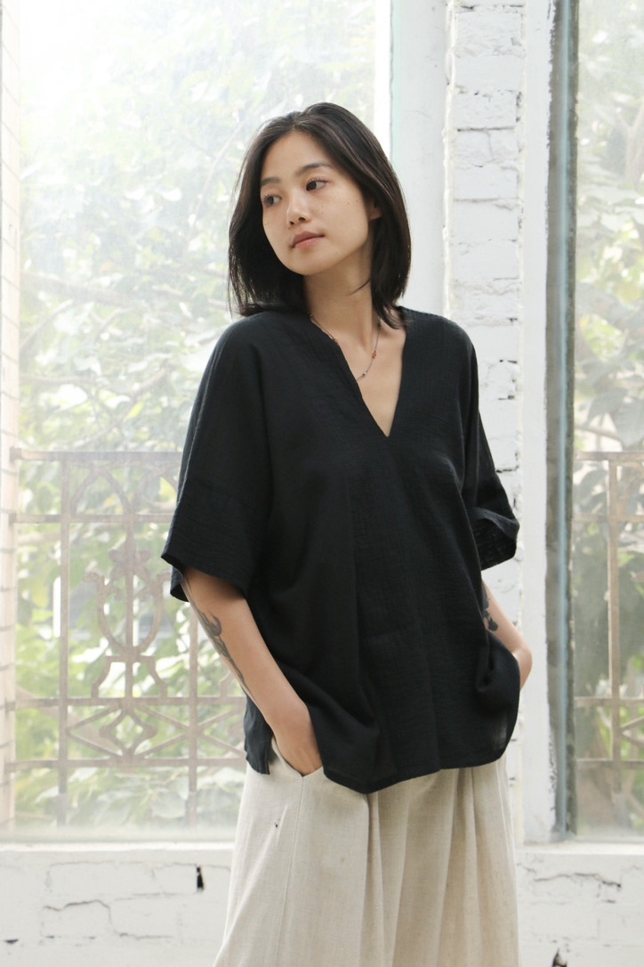 V領短版微皺上衣 / 慕斯布 黑