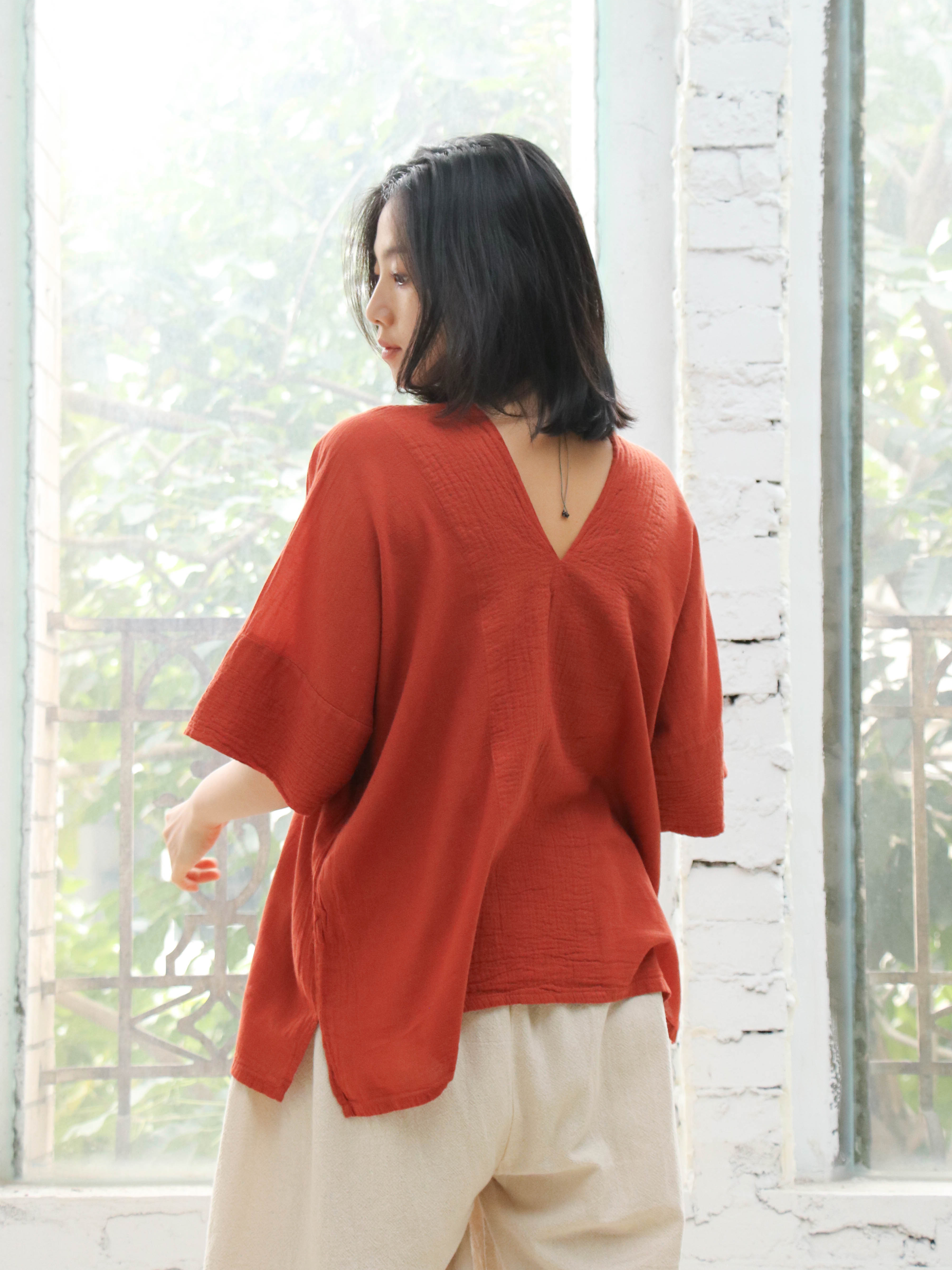V領短版微皺上衣 / 慕斯布 橘紅