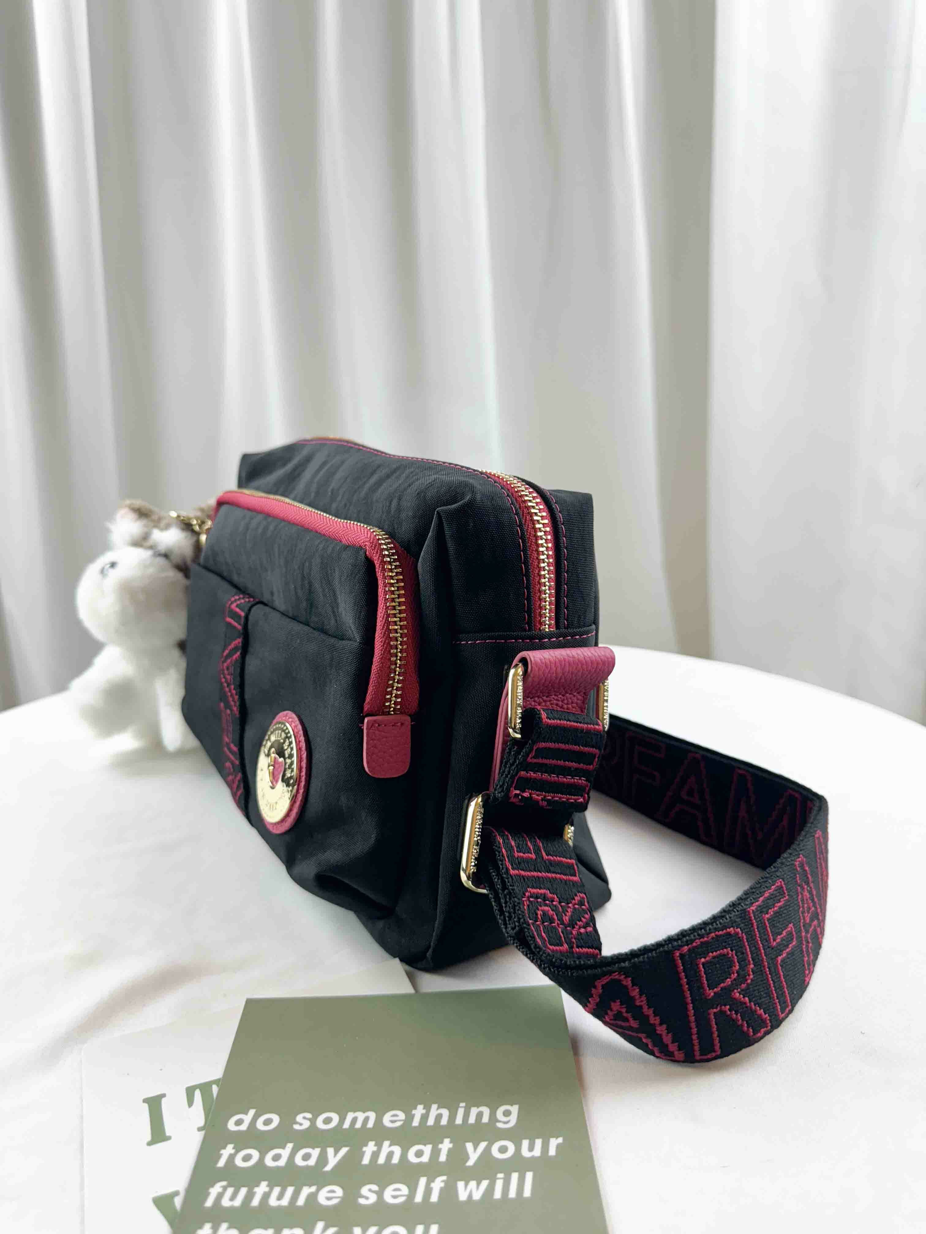 FamilyBear 黑桃織帶防潑水側背包 附兔兔吊飾 #2852