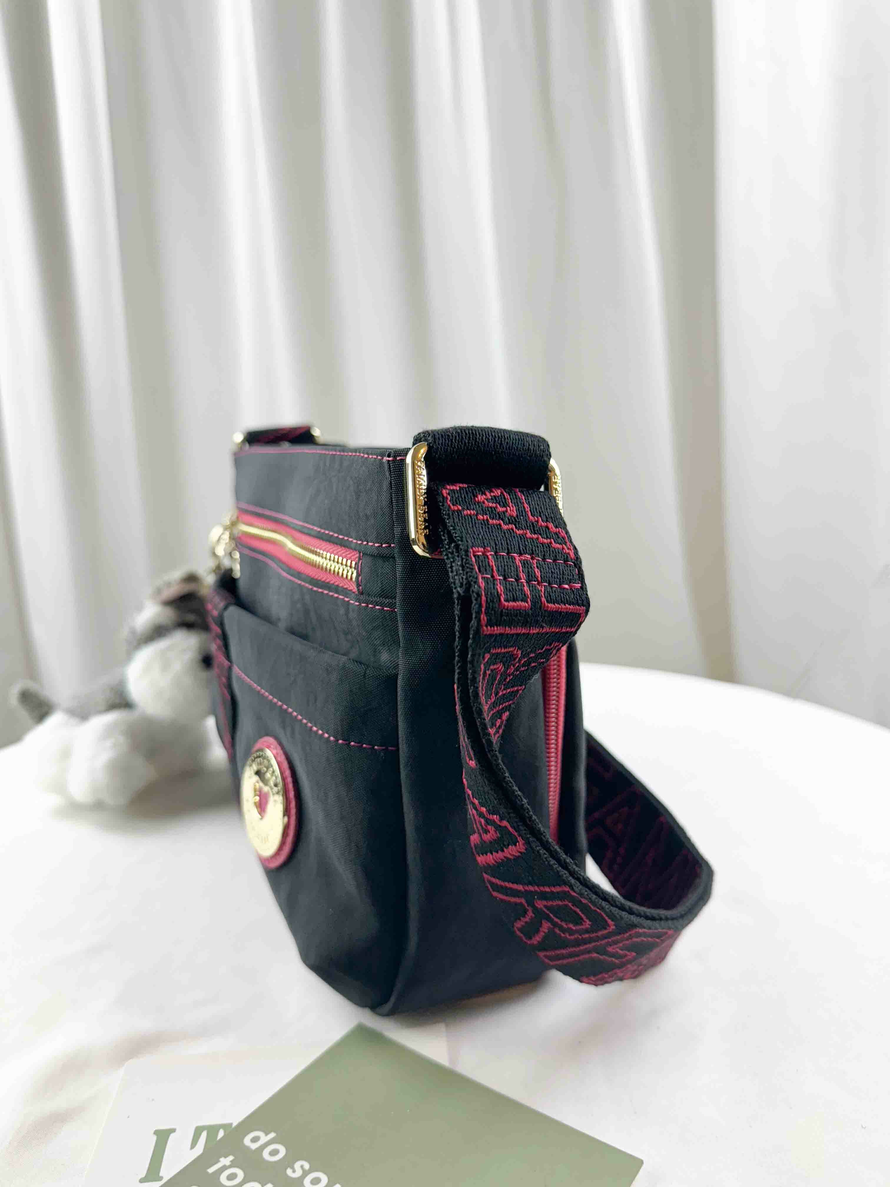 GOODS 黑桃織帶織帶防潑水側背包 附小熊吊飾 #2722