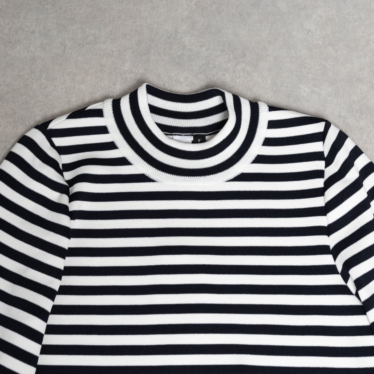 CHONO袖釦高領針織上衣 （深藍白條紋）