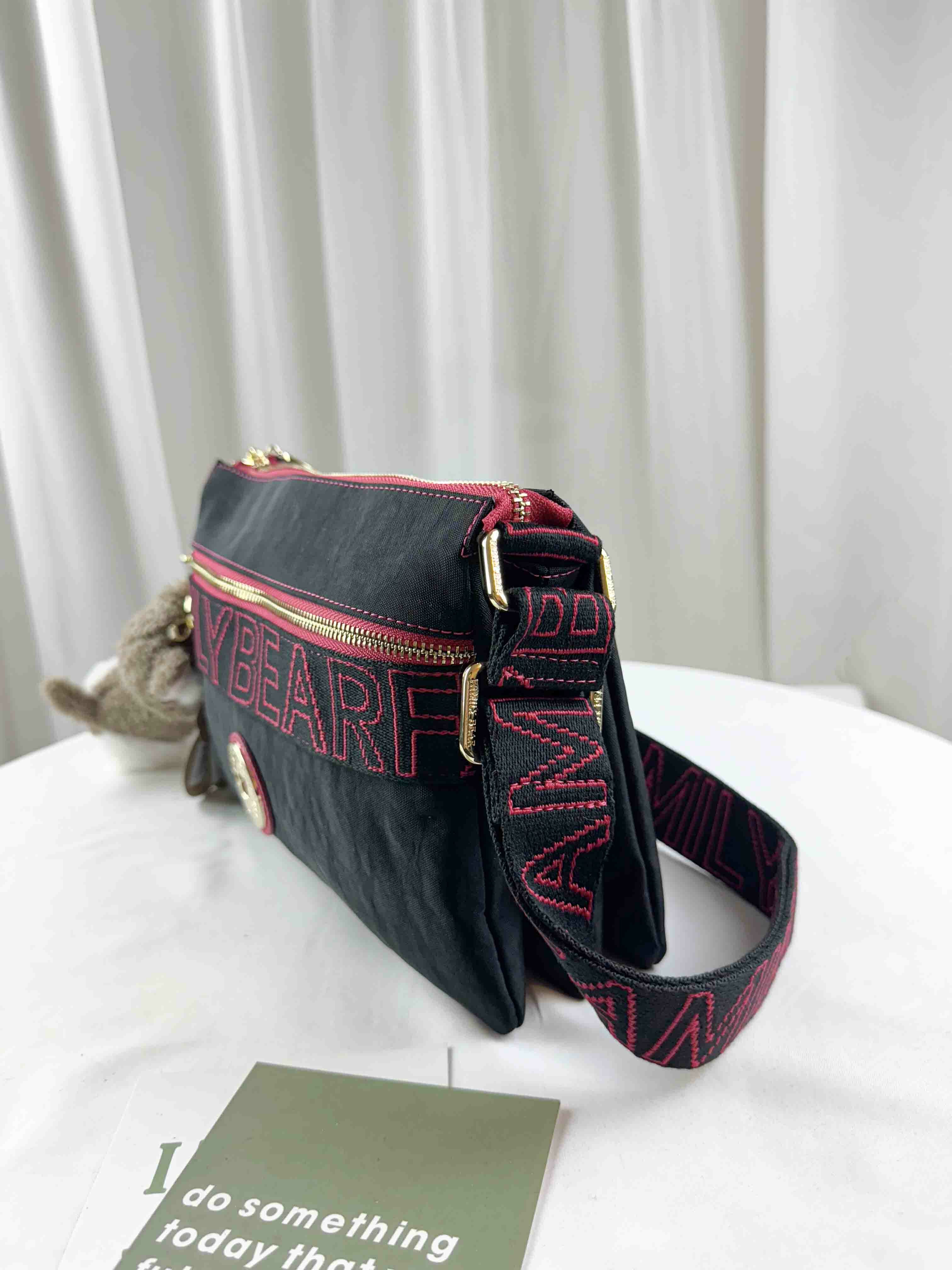 FamilyBear 黑桃織帶防潑水肩背包 / 側背包 附兔兔吊飾  #2522