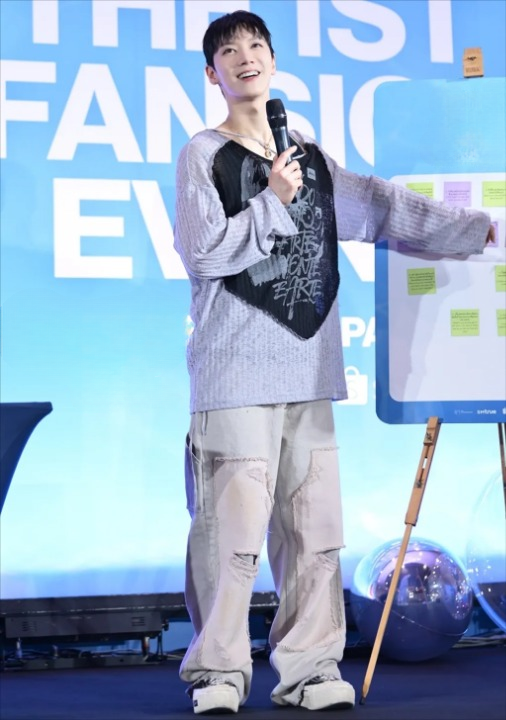 破洞剪裁雙扣牛仔褲